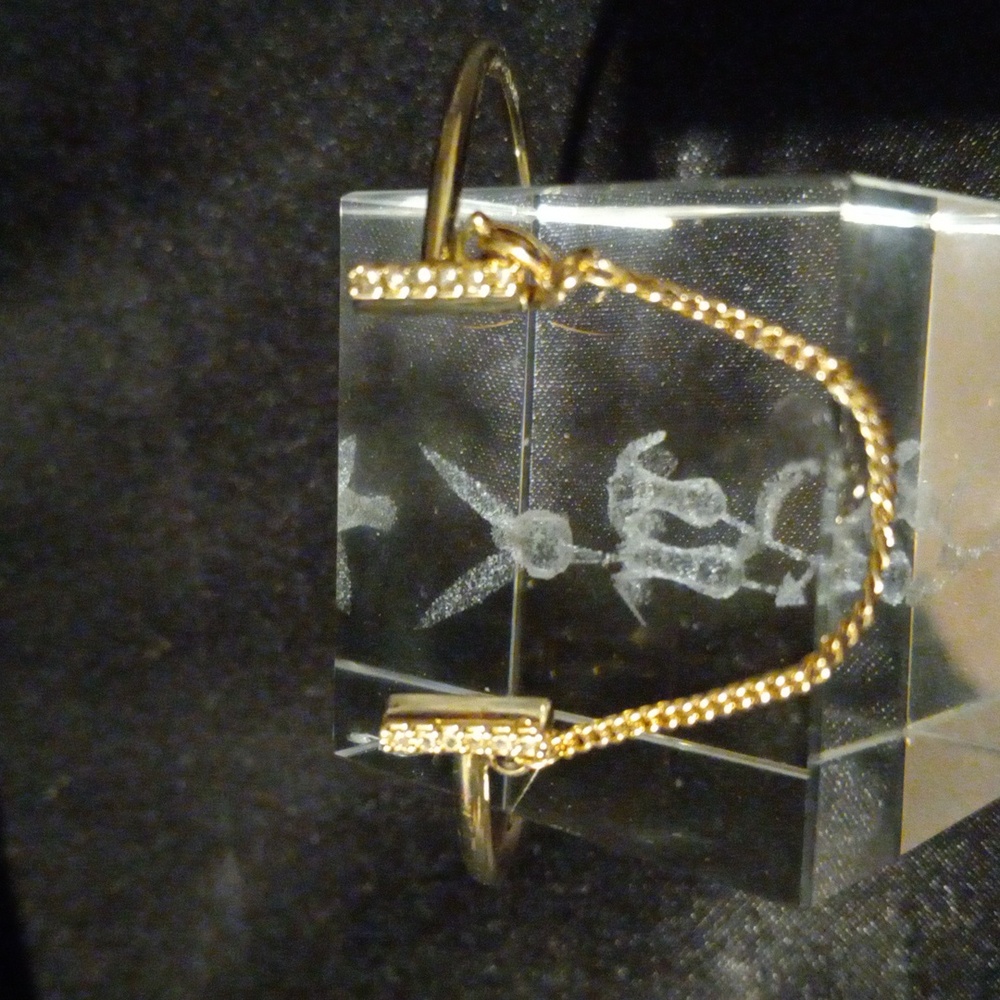 T bar bracelet gold plated with crystals. Elegant and beautiful